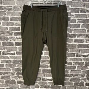 Lululemon ABC Jogger Shorter 28” olive green pants pockets